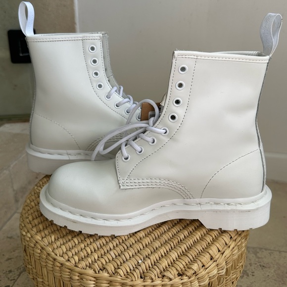 NWT Dr. Martens AirWalk - monochromatic white size US 7 - Picture 3 of 12